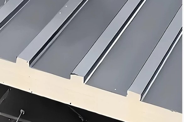 Cross-section of an insulated aluminum Great Wall roof panel
